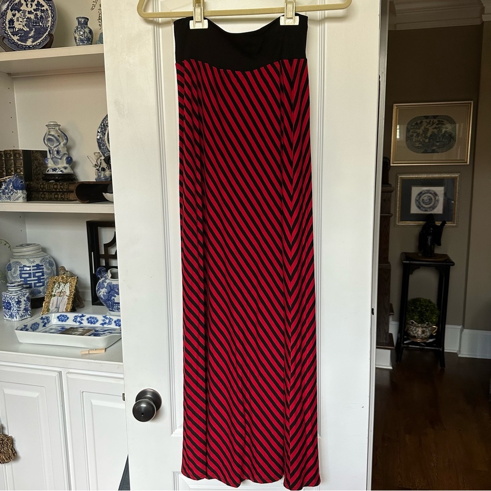 NEW DIRECTIONS long knit maxi skirt red/black stripe w/black stretch waistband